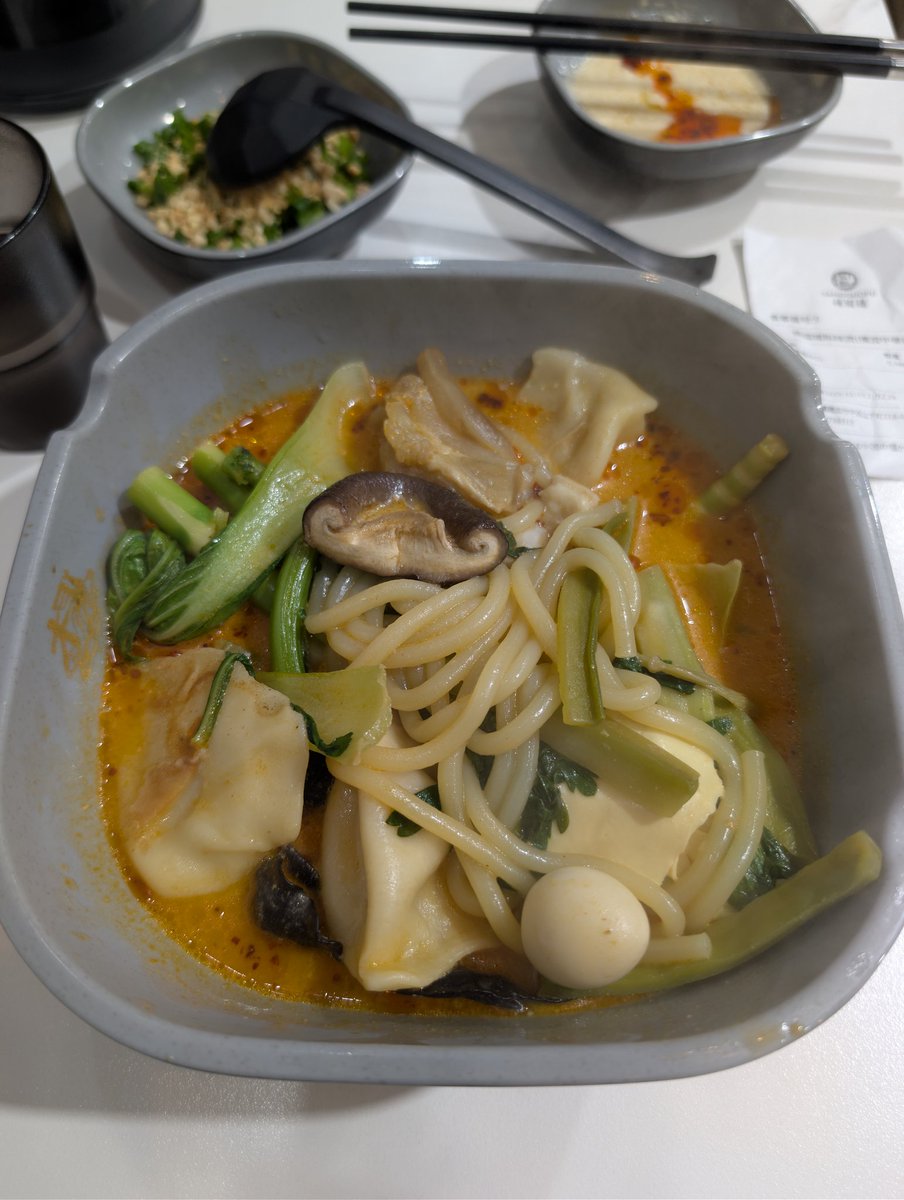 昨日の麻辣湯。覚えているトッピングは以下の通りです。
うずら卵/椎茸/水餃子/山くらげ/きくらげ/たけ/春菊/青梗菜/鶏もも/牛すじ/軟骨/牛すじ麺/
僕はコリコリ食感の物を多く入れる傾向にあります。
#麻辣湯 #横浜中華街 #楊國福