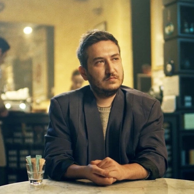 Soru: Magazin figürü olmamayı nasıl başarıyorsun?

Feyyaz Yiğit: Evde oturuyorum. İşe gidiyorum, işten çıkıyorum, eve gidiyorum.

Karımla oturuyoruz, çay koyuyoruz, televizyona bakıyoruz. Yatıyoruz kalkıyoruz, işe gidip eve dönüyorum.