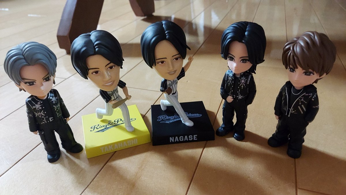 🧡担でもある娘のために
🖤担職場同僚が発売日から
shop予約して買ってきてくれた！
ボブルヘッド思った以上に可愛い😆
まだまだPOPUPにツアーと続くからクッションは🧡だけで我慢
アクスタも我慢
しかしディズニーコラボめちゃくちゃ可愛い❤
3人と並べてみた🥰

 #KingandPrince
#ミッキーxキンプリ