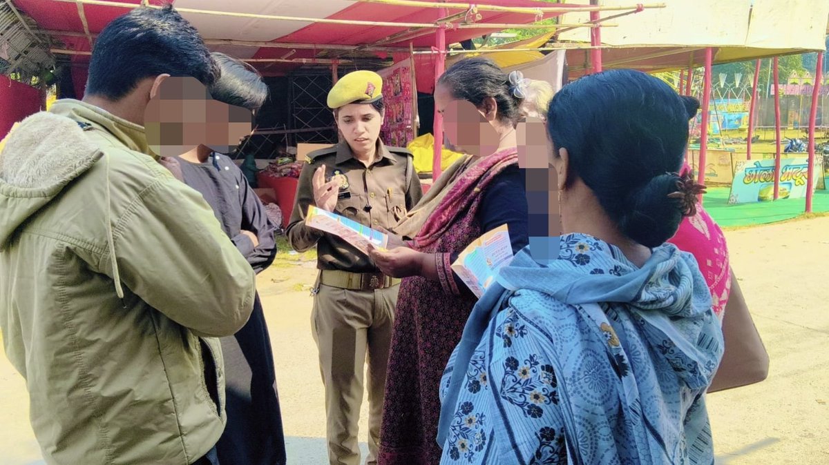 #MissionShakti5 -सशक्त नारी,सशक्त प्रदेश।
<a href="/LkoCp/">CP LUCKNOW</a> के निर्देशन में <a href="/dcpcentrallko/">DCP Central Lucknow</a>   के नेतृत्व में थाना हसनगंज पुलिस टीम द्वारा महिलाओं/बच्चों को मिशन शक्ति,महिला हेल्प लाइन नंबर व साइबर हेल्प लाइन नम्बर  के बारे में जागरुक किया गया ।
<a href="/Uppolice/">UP POLICE</a>
<a href="/dgpup/">DGP UP</a>
<a href="/wpl1090/">Women & Child Security Org 1090 | UP Police</a>
<a href="/missionshaktiup/">MissionShakti</a>