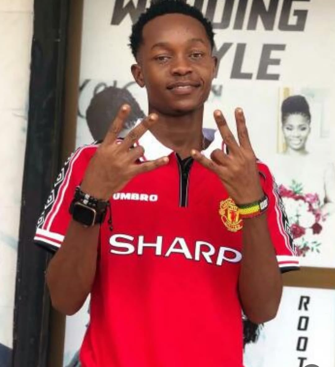 Shabiki mwenzetu wa Man u amewakosea nini mpaka afe??kuandamana ?? Hukumu kifo??   Hukumu ya MUNGU ipo karibu ipo karibu na nyie.