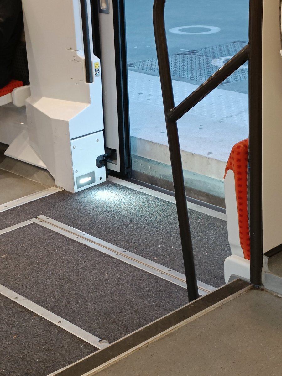 tiwix44's tweet image. Curieux, je n&apos;ai lu aucun message de votre part lors de l&apos;arrivée des #REGIO2N et la rehausse des quais de Juvisy et Corbeil lors de la en place du #SA2019 du #RERD