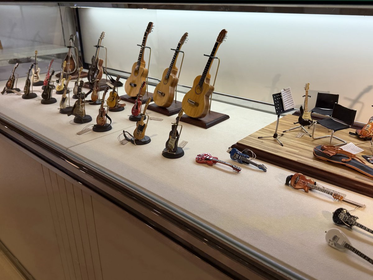hidexxtarmin's tweet photo. 昨日は難波から梅田阪急で、ドールハウス展
いつもお世話になってます吉田さんにご挨拶。
Vermilion Field湯田さん使用モデルもありました。
貴重なミニチュアレコードをいただきました。 https://t.co/TqAkFyowJ8
