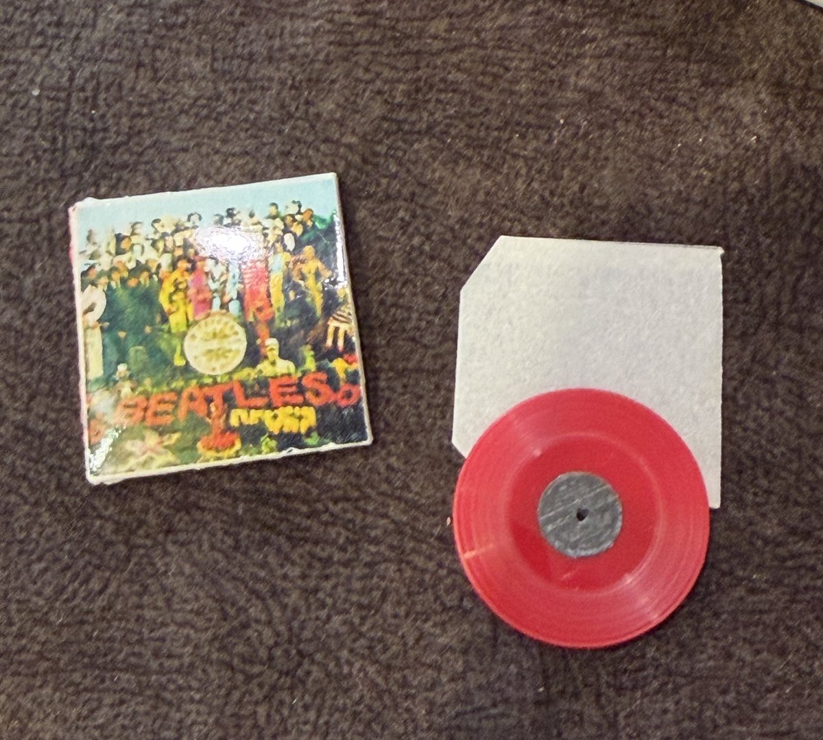 昨日は難波から梅田阪急で、ドールハウス展
いつもお世話になってます吉田さんにご挨拶。
Vermilion Field湯田さん使用モデルもありました。
貴重なミニチュアレコードをいただきました。