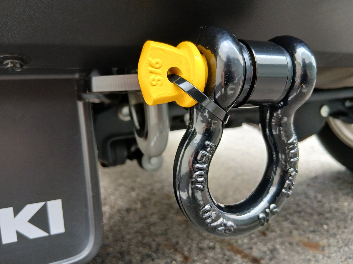 リヤの牽引フックにワイルドグース製シャックルマウント＋タイガーシャックルを装備。黄色の差し色がよい感じです。

走行時にシャックルがマウントに当たる音が気になったのでM20ゴムワッシャーを挟みました。フロントにはシーエルリンク製牽引フックを検討中です（再販待ち）😀