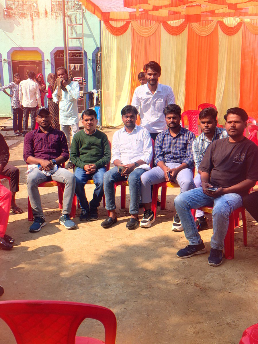 गुरुनावदा निवासी परम मित्र भाई दिलखुश जारोलिया को MP POLICE (सहस्त्र बल) में चयनित होने के बाद प्रथम बार अपने निज ग्राम गुरुनावदा आने पर भव्य स्वागत रैली का आयोजन किया गया।

जिसमें अपने साथियों संग सम्मिलित होकर दिलखुश भाई को साफा बांधकर व माला पहनाकर बधाईयां प्रेषित की।
