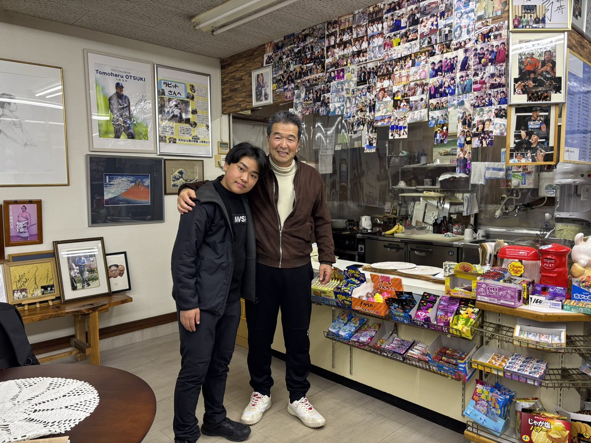 【#コンビニエンスラビット】
住所:茨城県神栖市大野原7丁目7-87

7ヶ月ぶりに訪問した、茨城県神栖市にある
コンビニエンスラビット。

店内はもちろんのこと、看板商品である
パリパリ生地の【#クレープ】も変わらぬ味。
 
最後は店長•仲澤さんとパシャリ。