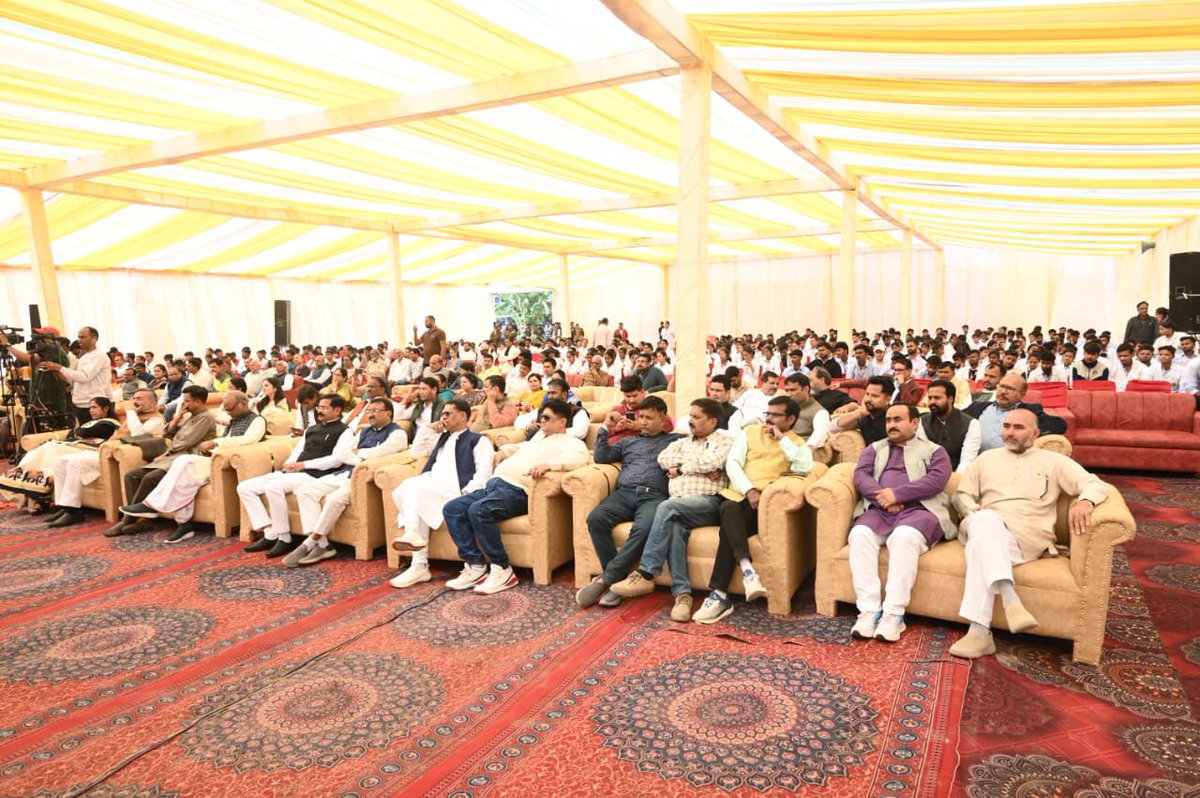 shivprakashbjp's tweet image. हरिद्वार में दिव्य प्रेम सेवा मिशन के सेवा प्रकल्प “डिवाइन कॉलेज ऑफ मेडिकल साइंस” के दिनेश व्यास भवन के उद्घाटन कार्यक्रम में । इस प्रकल्प के माध्यम से नर्सिंग की शिक्षा एवं 24 ग्राम में चिकित्सा उपलब्ध करायी जाएगी ।
@DivyaPremSewa