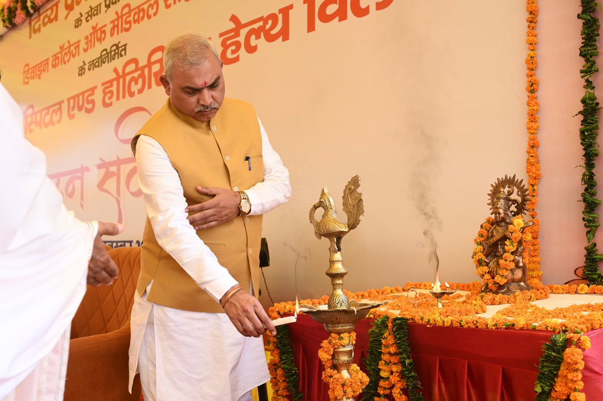 shivprakashbjp's tweet image. हरिद्वार में दिव्य प्रेम सेवा मिशन के सेवा प्रकल्प “डिवाइन कॉलेज ऑफ मेडिकल साइंस” के दिनेश व्यास भवन के उद्घाटन कार्यक्रम में । इस प्रकल्प के माध्यम से नर्सिंग की शिक्षा एवं 24 ग्राम में चिकित्सा उपलब्ध करायी जाएगी ।
@DivyaPremSewa