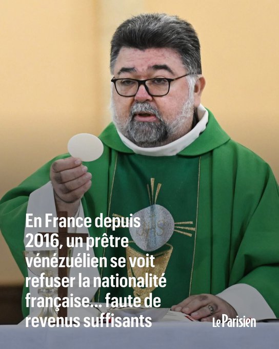 A man wearing green clerical robes and a white collar stands in front of a yellow background holding a white circular wafer in one hand and a golden chalice in the other. French text overlay reads En France depuis 2016 un pretre venezuelien se voit refuser la nationalite francaise faute de revenus suffisants with Le Parisien credit.