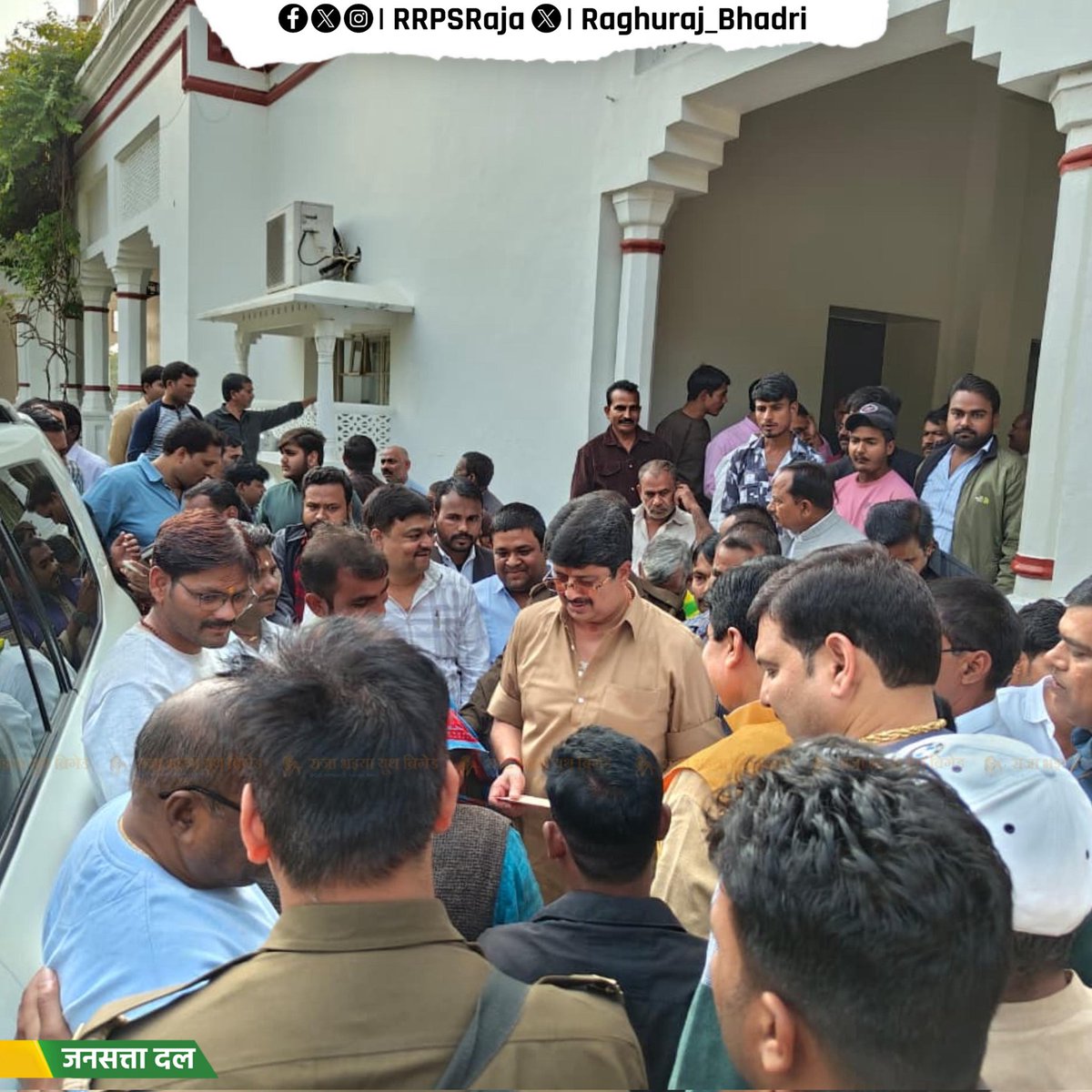 आज राजभवन बेंती में कुंडा व बाबागंज विधानसभा क्षेत्र के विभिन्न हिस्सों से आए कार्यकर्ताओं व समर्थकों से मिलकर उनका कुशल-क्षेम जानने के उपरांत जनसमस्याओं का त्वरित निराकरण करते हुए जनसत्ता दल के राष्ट्रीय अध्यक्ष माननीय श्री राजा भइया जी।