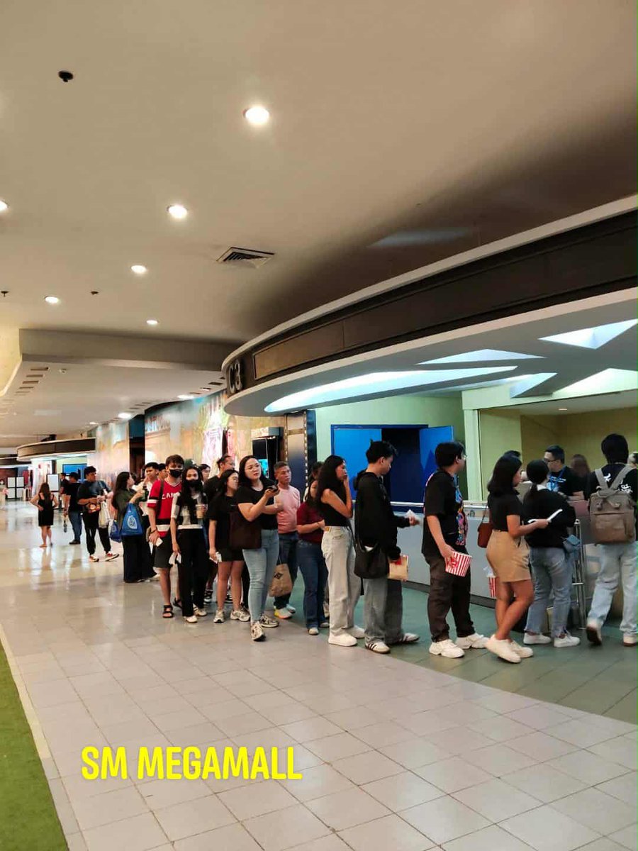 StarCinema's tweet photo. MEGA BLOCKBUSTER HIT NA PO TALAGA mga kapamilya!  punuan na bawat sinehan! If hindi ngayon, BUKAS NOOD KA! 

Metro Manila, taos pusong pasasalamat mula sa pamilya Facundo! 🤎 The best kayo! 

Tickets are available at https://t.co/uhC7Xv6UST 🎟️
#MeetGreetAndBye

(1/3) https://t.co/l7EjNzcmtN