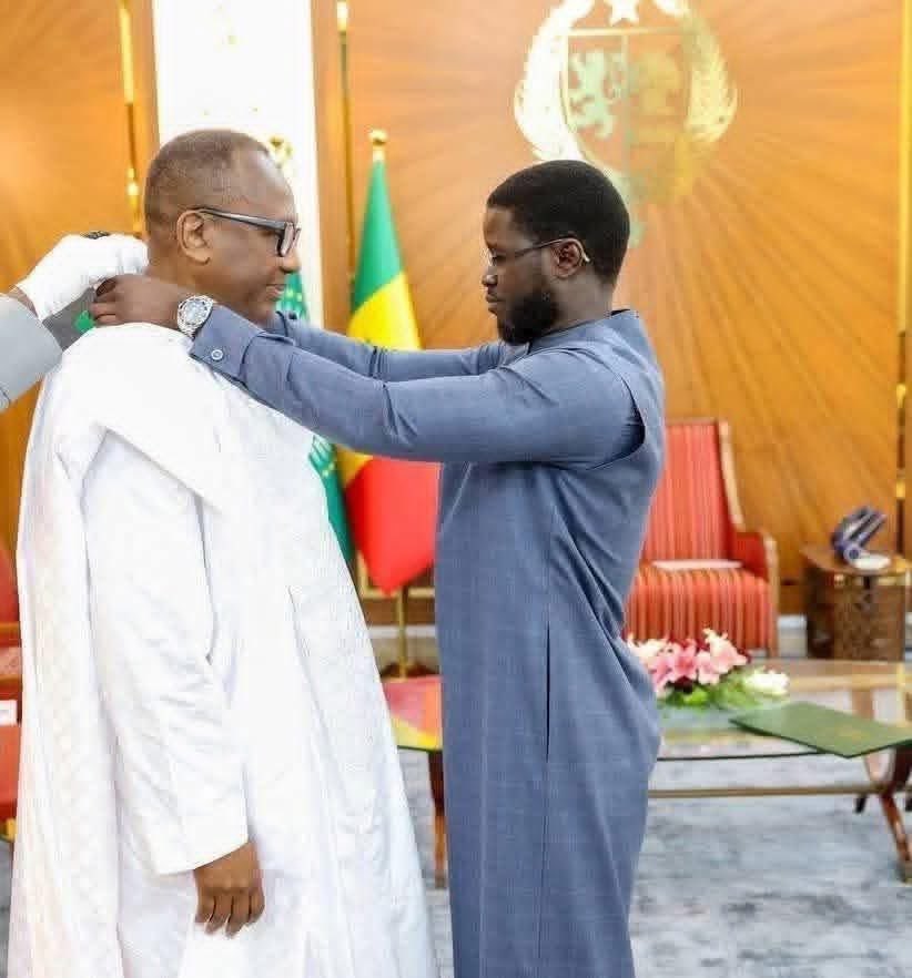 Diomaye Faye a décoré Syré Aly Ba ancien Président de la cour suprême qui avait éliminé la candidature de Ousmane SONKO en 2024😡