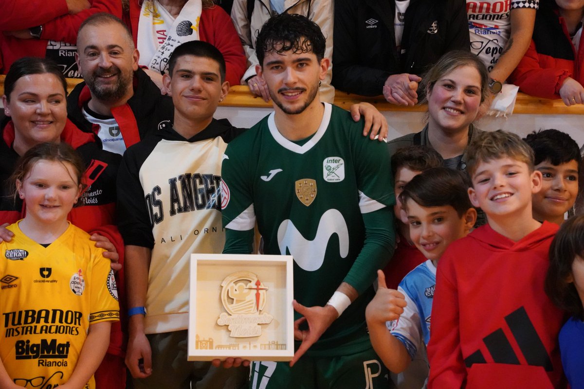 Agora con outra camiseta, pero sempre noiés <a href="/pirataa10/">Adrián</a> 🤍