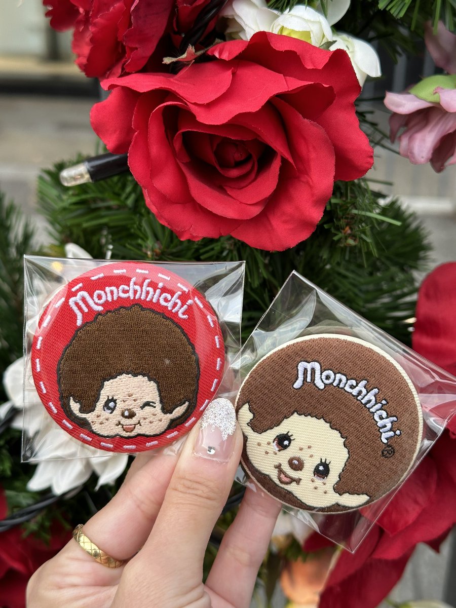 モンチッチの刺繍缶バッジクオリティ高くて可愛くて追加でもう一つ買っ