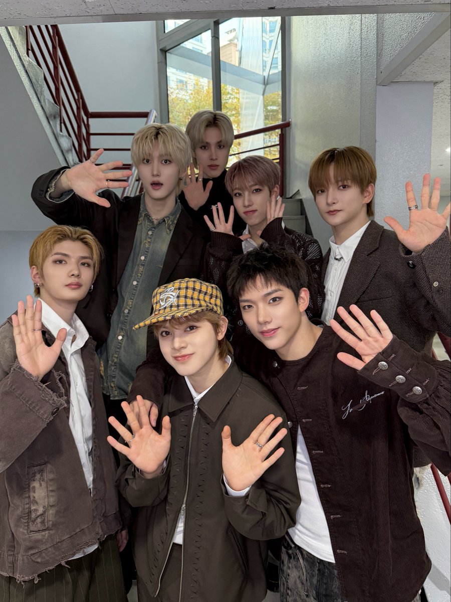 official_arrc's tweet photo. SKIID 막방🥹💚
아커와 함께여서 이번 음악방송 활동도 
너무 완벽하게 행복했어요...🫶

#ARrC #아크 
#CTRL_ALT_SKIID #SKIID
#인기가요 https://t.co/iYh6SQMA0N