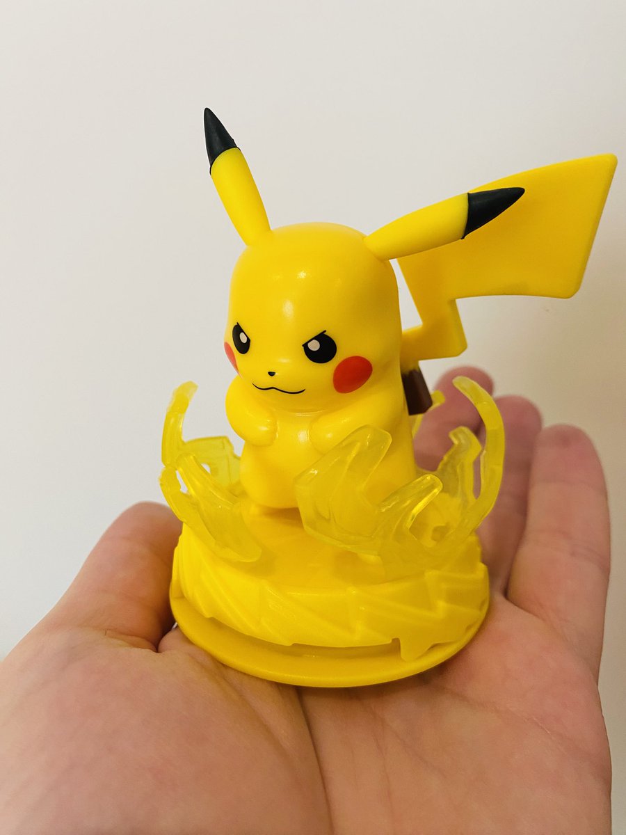 Cooleach's tweet image. По заветам @IgorKirillovDev купил себе большой испанский Киндер-сюрприз с Покемонами. Из трёх вариантов попался Пикачу (ещё внутри бывают Снорлакс и Джиглипаф). Пикачу годный и как отдельная фигурка, и как игрушка — можно стрелять в коварного двухмерного Мяута.