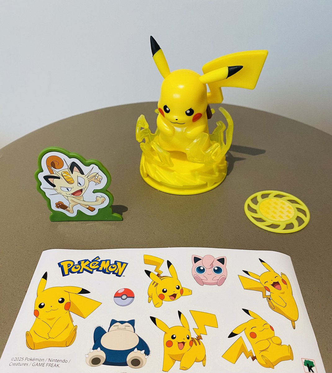 Cooleach's tweet image. По заветам @IgorKirillovDev купил себе большой испанский Киндер-сюрприз с Покемонами. Из трёх вариантов попался Пикачу (ещё внутри бывают Снорлакс и Джиглипаф). Пикачу годный и как отдельная фигурка, и как игрушка — можно стрелять в коварного двухмерного Мяута.