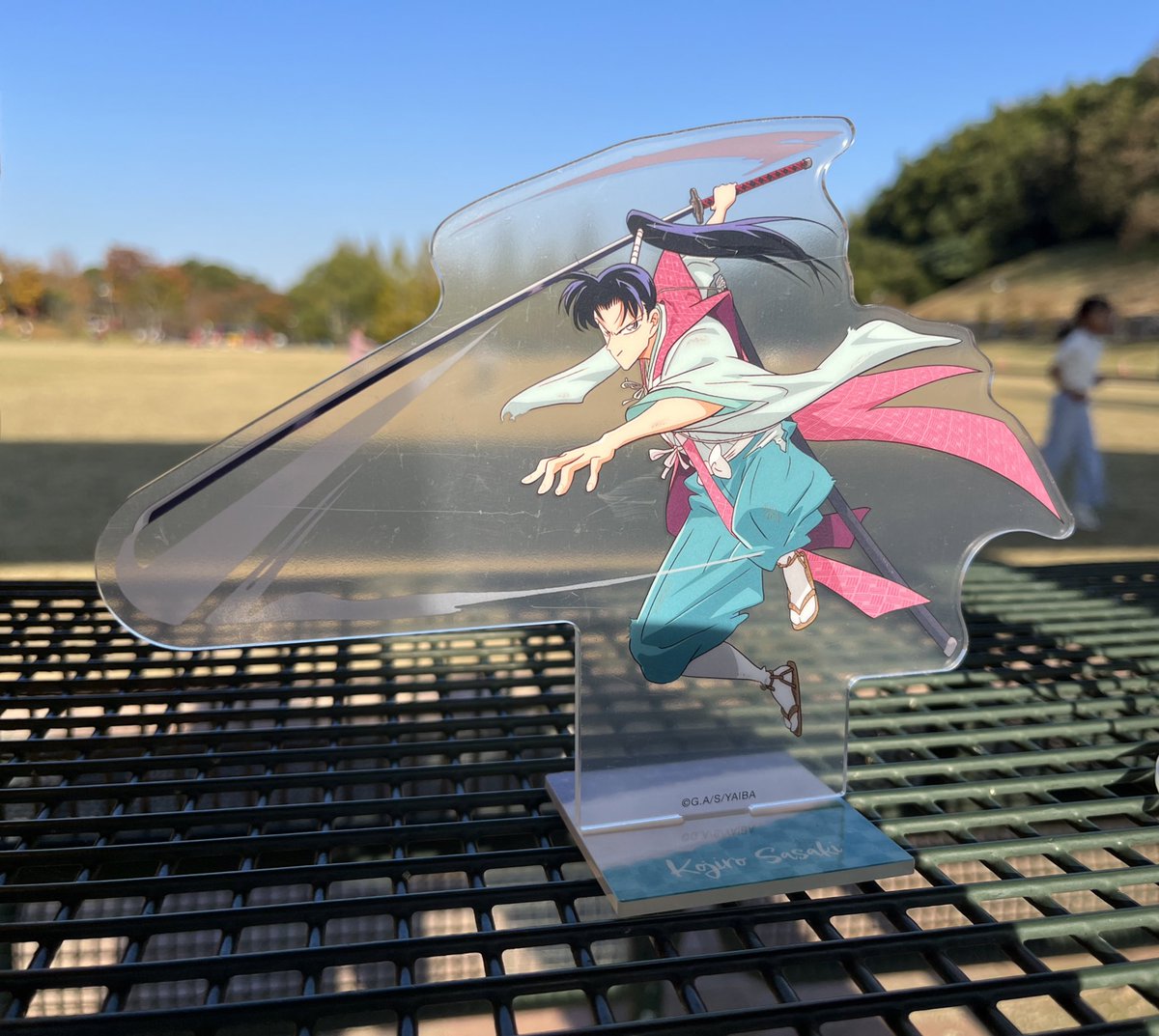 こんな場所で小次郎のアクスタ開封。 躍動感あってかっこいいよ〜 左の