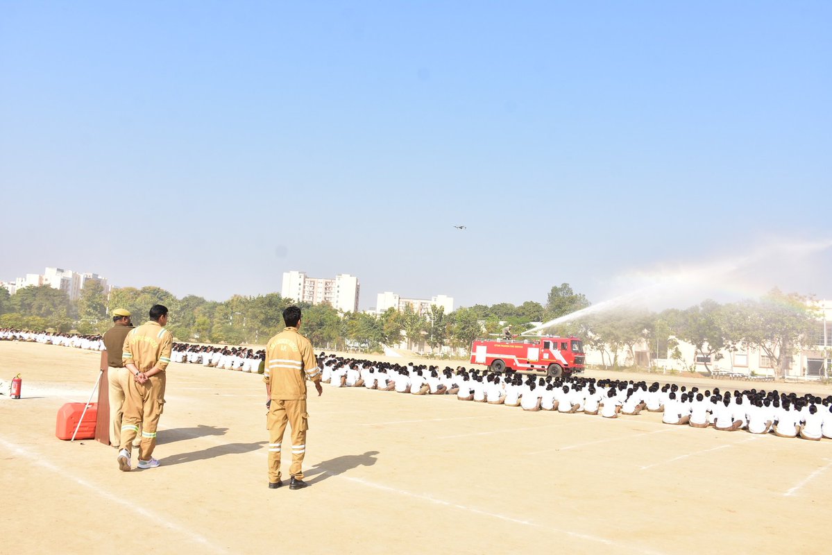 पीटीसी मुरादाबाद में 16.11.2025 को अग्निशमन विभाग के सहयोग से महिला आरक्षी ना०पु० आधारभूत के प्रशिक्षुओं के लिए अग्नि सुरक्षा अभ्यास (Fire Safety Drill) आयोजित किया गया। उद्देश्य था आपातकालीन परिस्थितियों के प्रति उनकी जागरूकता और कार्य-क्षमता बढ़ाना