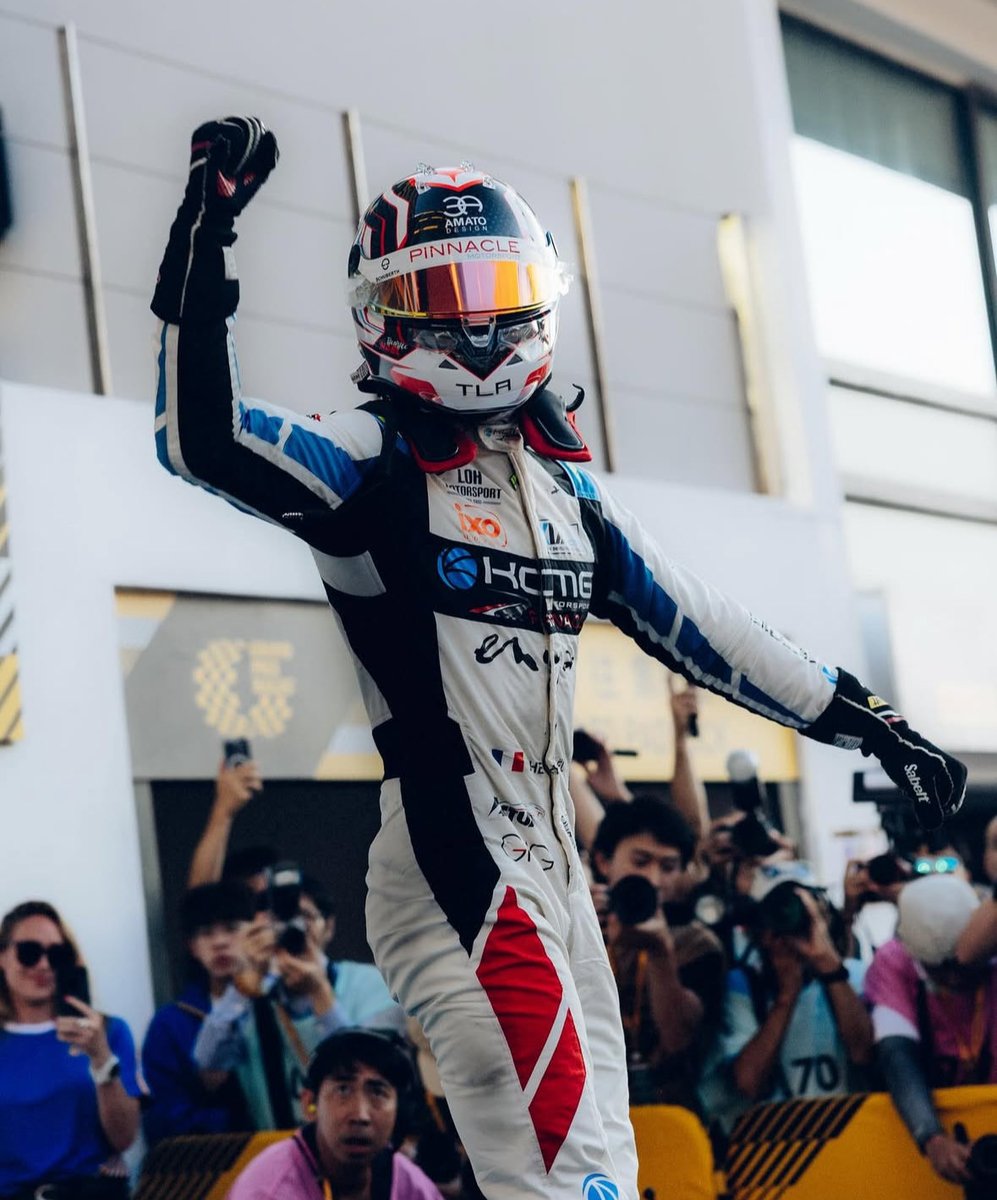 TearOffFR's tweet photo. 🇫🇷 La France brille dans les rues de Macau !

Théophile Naël a triomphé en FIA FR World Cup, réussissant ce dimanche ce qu’aucun Français n’avait accompli depuis 2004 : remporter le Grand Prix de Macau 👏

Il est d’ailleurs accompagné sur le podium par Enzo Deligny, auteur d’une belle 3ᵉ place dans une bataille de folie avec le vainqueur et Mari Boya.

Jules Roussel s’est également imposé en FIA F4 World Cup ce matin🏅

Enfin, Yann Ehrlacher s’est offert un troisième sacre en TCR, la Coupe du Monde des voitures de tourisme 🔥

Au total, la France repart de Macau en monoplace avec :
✨ 1 pole position (Théophile Naël)
✨ 2 victoires
✨ 6 podiums (Enzo Deligny, Rayan Caretti)

#MacauGP