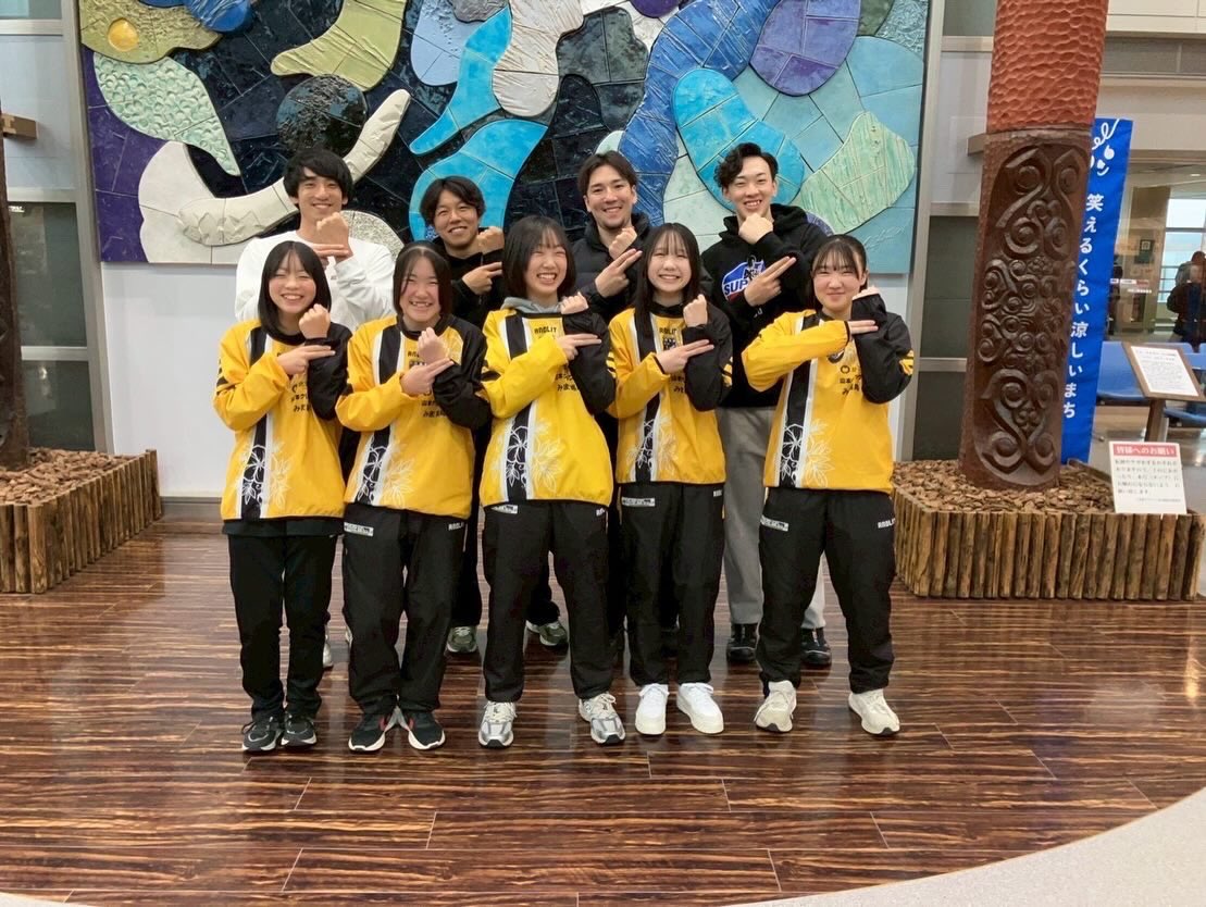 bluefalcon_PR's tweet photo. 📍北海道釧路市でハンドボール講習会を開催しました！

ブルーファルコンは「ハンドボールを通じて地域社会に貢献し、競技の魅力を広げること」を活動目的のひとつとしています。
今回は、釧路ハンドボール協会様より、地元出身の戸井選手が所属するブルーファルコンにご依頼いただき、講習会が実現しました。

🗓日時：2025年11月8日(土)、9日(日)
🏫場所：釧路市内体育館（北陽高校・江南高校・清明小学校）
👥対象：小・中・高校生　のべ130名
🎽参加選手：
・戸井 凱音
・小塩 豪紀
・古屋 悠生
・成田 翔樹

講習会では、基礎的な動作から、ハンドボールの醍醐味である“駆け引きの奥深さ”まで、ブルーファルコンの選手たちが丁寧に指導しました。
生徒たちは真剣な表情で取り組みながらも、選手たちと笑顔で交流し、ハンドボールの楽しさを感じていました✨
今後のブルーファルコンの活躍にもぜひご注目ください！

#釧路北陽高校
#釧路商業高校
#釧路江南高校
#釧路工業高校男子
#メーヴェン釧路HC
#釧路市
#北海道
#ハンドボール