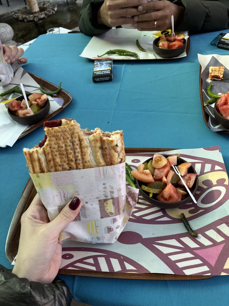 Bir köy kahvesinde iki yarım tost yediğim yaştayım