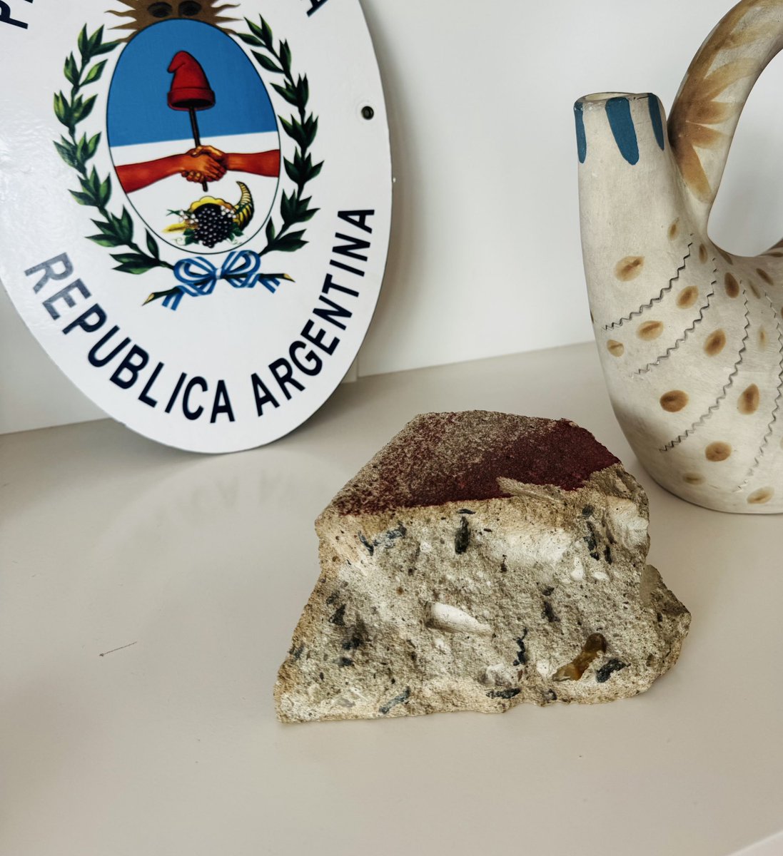 ninavarsavsky's tweet image. No es un ladrillo cualquiera: es un trozo del Muro de Berlín que me regaló mi padre. Un recordatorio de lo mal que puede acabar un régimen socialista autoritario y de lo importante que es la libertad.