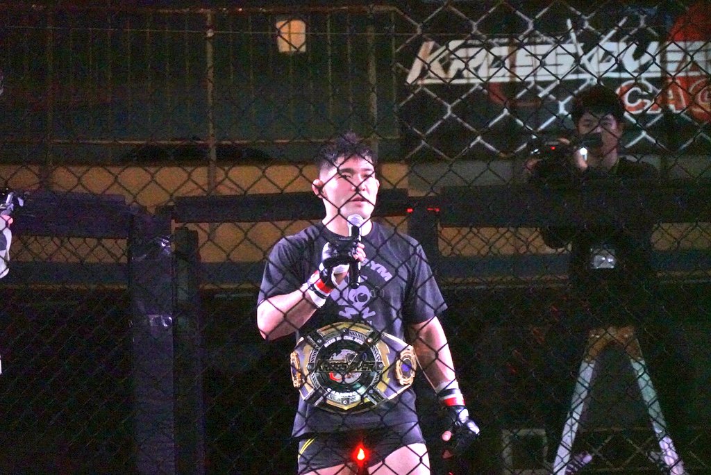 バンタム級王座戦
ハルク大城vs鬼神 光司
鬼神光司の執念を振り切りハルク大城がスプリット判定勝利で王座防衛！！
1Rはタイミングの良いジャブとカーフ、2Rは絶妙なタイミングでTDとポイントを取ったか。3R鬼神のしつこいケージレスリングに苦しむも致命傷は防ぐ上手さも見せた。

#KROSSOVERCAGE7