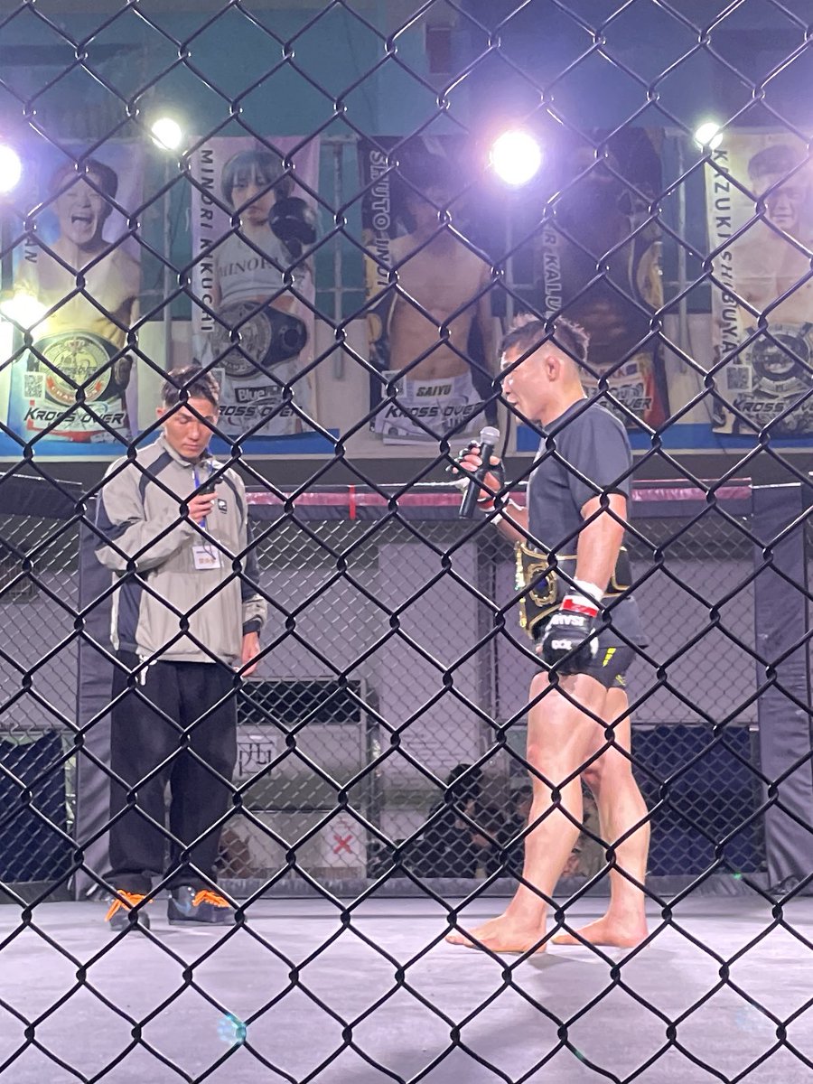 トリプルメイン 2ndバンタム級/-61.2kg王座戦5分3Rハルク大城(ボスジム/王者)vs鬼神光司(CAVE) 、大城選手が2-1判定で王座防衛成功。1R鬼神選手がTD狙い2R大城選手TDも鬼神選手立つ。鬼神選手タックルも大城選手TDさせず。3R鬼神選手TDも大城選手は立ち王座を守り切った大城選手だ。#KROSSOVERCAGE7