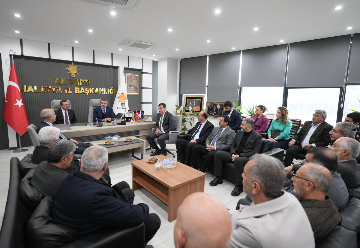 Yusuf__Tekin's tweet photo. 📍Malatya

AK Parti Malatya İl Başkanlığımızı ziyaret ettik, kıymetli İl Başkanımız Sayın Ali Bakan ve il teşkilatımızla bir araya geldik.

AK Parti daima hizmet siyasetinin yeri olmuştur. Bu aziz millete hizmet etme gayretiyle çalışıyor, eğitim başta olmak üzere her alanda Türkiye’mizi ve evlatlarımızı geleceğe daha güçlü bir şekilde hazırlamak istiyoruz.

Bu idrakle Malatya’mıza hizmet etmek gayesiyle yola çıkan değerli İl Başkanımıza ve teşkilatımıza muvaffakiyetler diliyor, konukseverliklerinden ötürü teşekkür ediyorum.