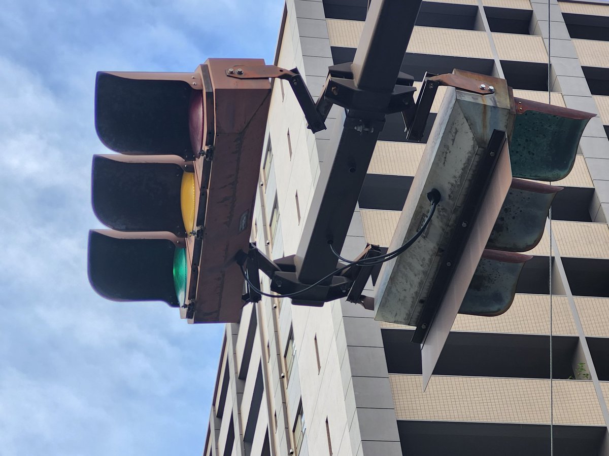 modoki_Signal1's tweet image. 残念ながらここにあった
デザイン灯器が撤去されてしまいました…残りは2交差点となります…😢