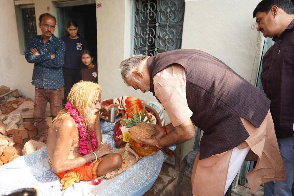 DevendraSinghMP's tweet image. भिण्ड प्रवास पर पधारे जिले के प्रभारी मंत्री
माननीय श्री @prahladspatel जी के साथ
नगर पंचायत मौ में पूज्य परमहंस श्री सीताराम महाराज जी के दर्शन करने का सौभाग्य प्राप्त हुआ।

#PrahladSinghPatel #BJP4Bhind #DevendraNarwariya 

@BJP4MP @BJP4Bhind2