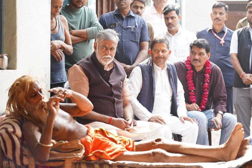 DevendraSinghMP's tweet image. भिण्ड प्रवास पर पधारे जिले के प्रभारी मंत्री
माननीय श्री @prahladspatel जी के साथ
नगर पंचायत मौ में पूज्य परमहंस श्री सीताराम महाराज जी के दर्शन करने का सौभाग्य प्राप्त हुआ।

#PrahladSinghPatel #BJP4Bhind #DevendraNarwariya 

@BJP4MP @BJP4Bhind2