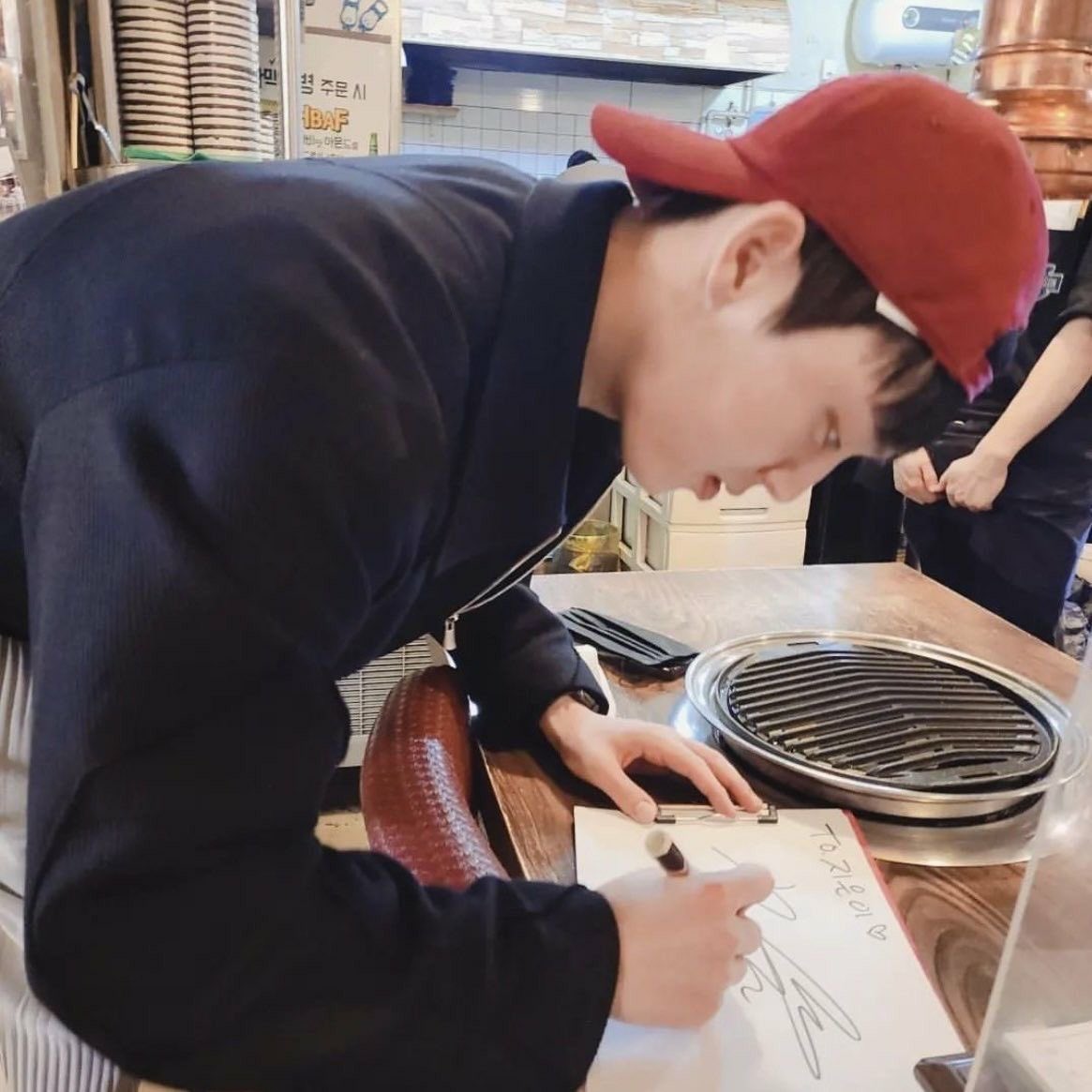 josyards's tweet photo. #shse au — 'won' him over

where shse are exes but suho dgaf and sends sieun money like a freaking sugar daddy https://t.co/zTBhV7lOKL