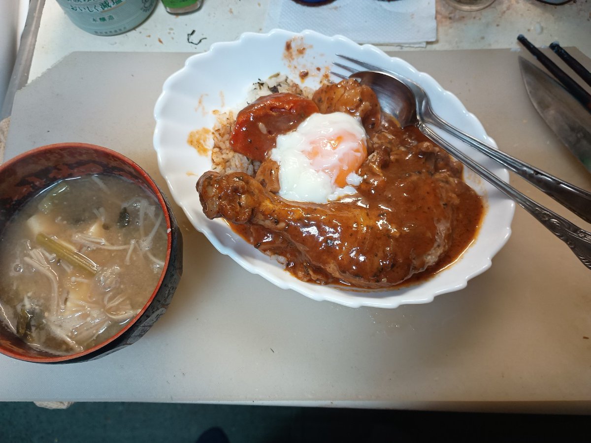 今日は家の片付けもそこそこに寝ちぎってしまいました(^_^;)
ニャンコ飯を買い出ししてきて、motoGP最終戦見ながらの晩御飯は懸賞でもらった丸ごとチキンレッグの北国のスープカレーに温泉卵を落として。なかなか見た目ダイナミック♪お味噌汁は今朝の残りです