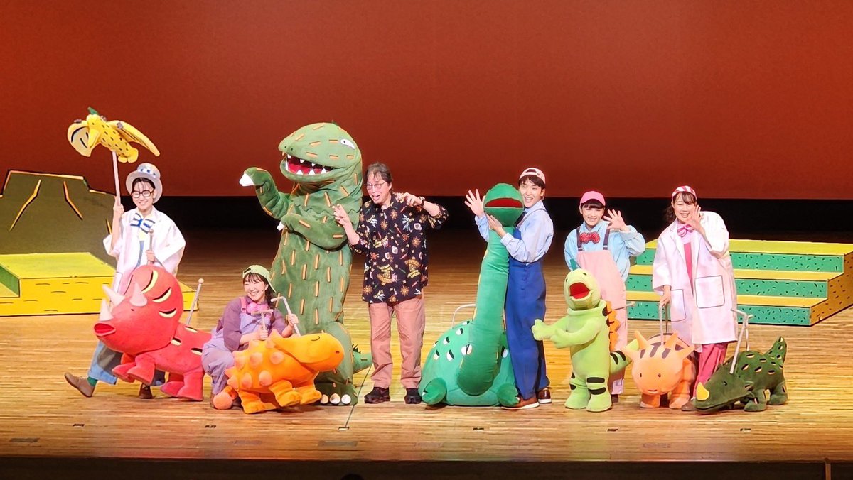 tomochi_1023's tweet photo. 舞台 #おまえうまそうだな

掛川・三島公演、終演いたしました！

みんなのたくさんの笑顔と楽しい声が聞けて嬉しかったです☺️

そして今日は原作者の宮西先生もいらっしゃいました！
さらにパワーをいただき幸せな時間でした🥹
ありがとうございました🦖✨ https://t.co/X5xSoDp8JT