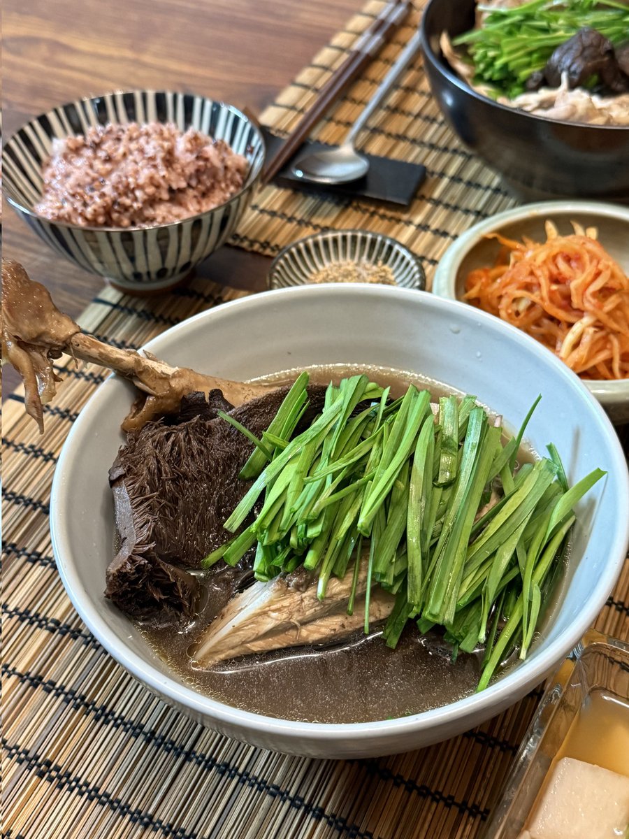 능이옻닭,수수밥🥣
옻,황기,오가피,엄나무로 물내서
토종닭,능이버섯,마늘,파,홍삼,대추 넣고 삼계탕.땀이 쫙 나네.
맛있고 좋은 저녁이었다😊