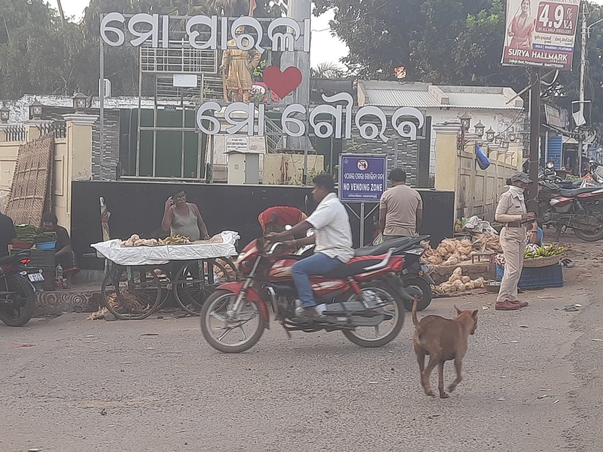 rupeshpress's tweet photo. NO VENDING ZONE ବୋର୍ଡ ଯେଉଁଠି, ପସରା ଖୋଲିଛି ସେଇଠି। ଉଠା ଦୋକାନୀମାନେ ରାସ୍ତା ଉପରେ ବସୁଛନ୍ତି। କେବଳ ବୋର୍ଡ ଲଗାଇ ପୌର ପ୍ରଶାସନ ନିଜର ଦାୟିତ୍ଵ ସାରିଦେଇଛି। ନିୟମ କାର୍ଯ୍ୟକାରୀ ହେଉଛି କି ନାହିଁ ତାର ତଦାରଖ କରିବାକୁ ସମୟ ନାହିଁ। ନିୟମକୁ ଫୁ...କେବେ ନିୟମ କଡାକଡି ହେବ? ପ୍ରଶାସନ ଓ ପୋଲିସ ଦୃଷ୍ଟି ଦେବାକୁ ଅନୁରୋଧ। https://t.co/Y5yt2wOkVP