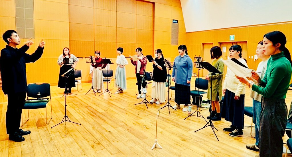 本日は、朝から晩までみっちりと
合同練習に励みました🏃🏃
「こいうた」はもちろん、男声合唱や女声合唱のステージも準備中…少しずつメンバー同士も打ち解けてきた様子🌲
次みんなが集まるのは1月…体調管理に気をつけて頑張ってまいります！！！
#CICジョイント
#本番まであと70日