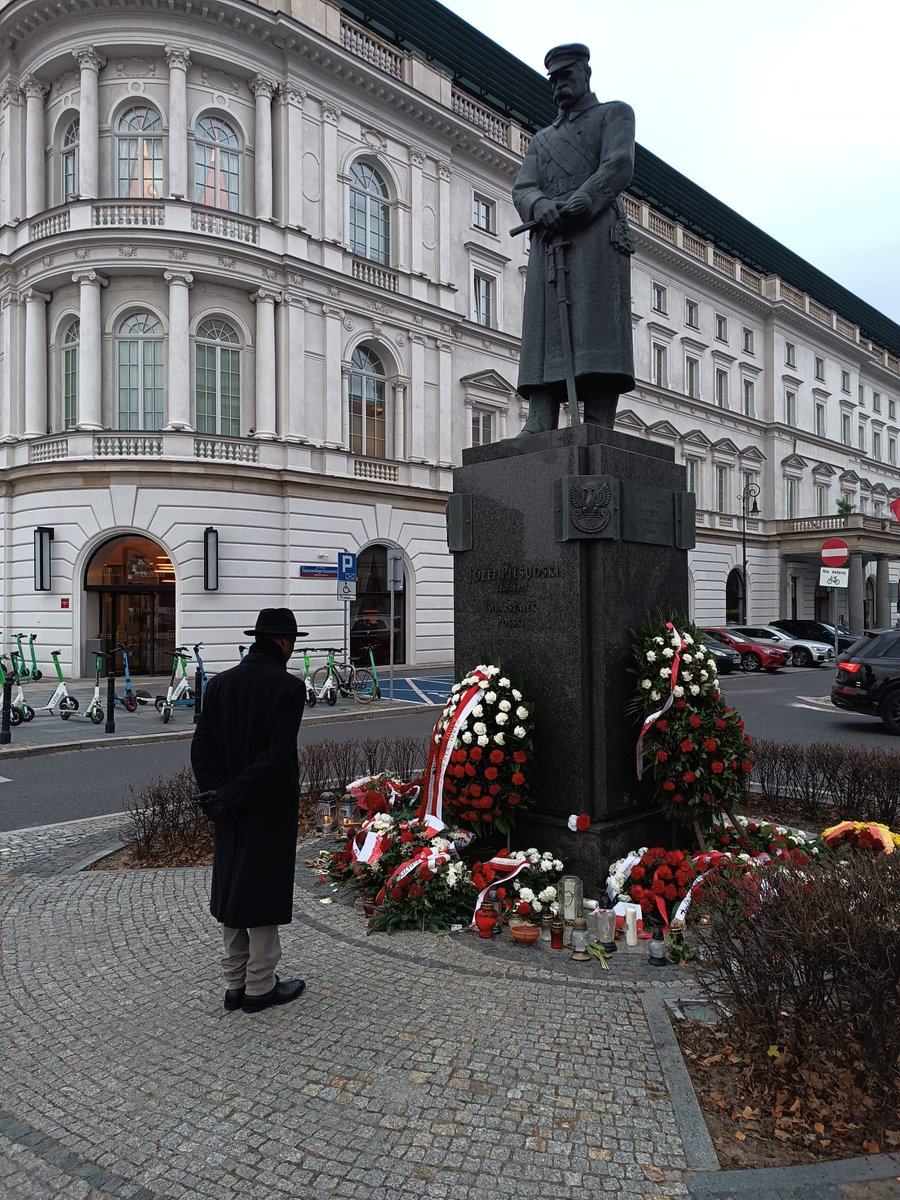 Monika97972733's tweet image. #Pologne: A l'invitation du Prince Cichocki-Lis-Jarnicki @TogoIntelAI pour festivités de l'Indépendance, Président du Conseil du #Togo, Edem #Kwasi au Nom du Peuple Togolais est venu se recueillir devant Maréchal #Piłsudski Père Indépendance et oncle Prince Cichocki-Lis-Jarnicki.