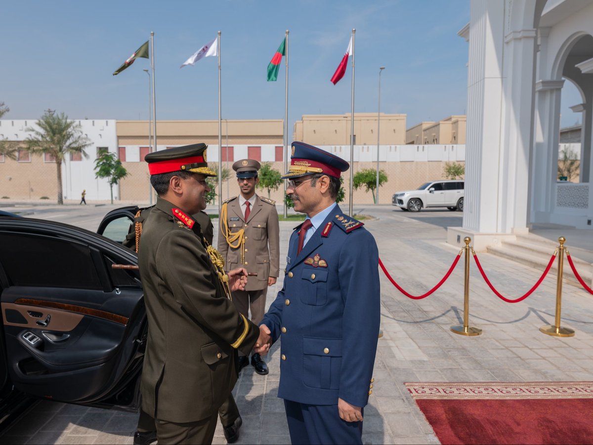 GulfTimes_QATAR's tweet image. #Chief of #Staff of the #Armed_Forces meets the Principal #Staff_Officer of the Armed Forces Division at the Office of the Prime Minister of #Bangladesh.

#MOD_Qatar