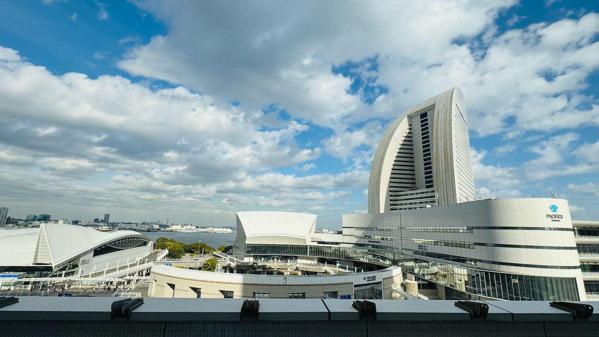 今日は横浜みなとみらいホールで、塩谷哲さんのピアノコンサートへ🫧
SALTさんの世界観にどっぷり浸かりました🎹
1曲ごとに異なる鮮やかな風景が立ち上がるようで、多彩な表現力に心から感動🕊✨
Dandyism Banquetで演奏してくださった曲を再び聴けて最＆高でした💗

#塩谷哲
#みなとみらいホール