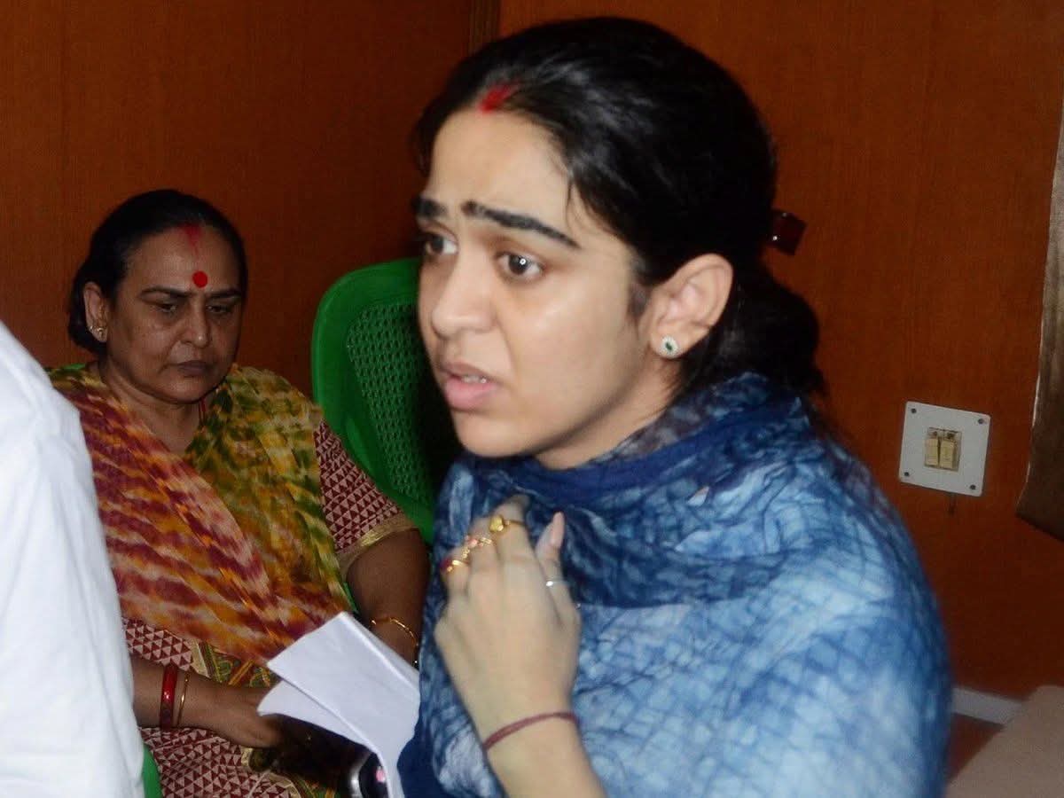 सम्मान की बात करने वाली रोहिणी आचार्य जी, याद कीजिए वो काली रात! जब ऐश्वर्या राय, बिहार के पूर्व मुख्यमंत्री स्वर्गीय दारोगा प्रसाद राय जी की पोती और यादव समाज की बेटी, रोती-बिलखती राबड़ी आवास से बाहर निकली थीं। मार-पीट, गालियां, अपमान – सब कुछ सहकर घर छोड़ने पर मजबूर कर दिया गया