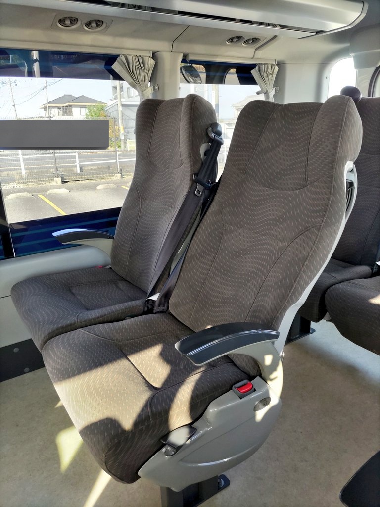 Ai300198201's tweet photo. 装置はリア側やスライドドアすぐ左にあり、リアシートがひな壇になっていて社外シート流用でした。
EVMJのF8 series6-Coachのシートと骨格は同じに思えました。
高い位置にあるので窓との関係に違和感がはじめはありました。
#トヨタ
#コースター
#TOYOTA
#燃料電池
#水素
#FCHV
#トヨタ車体 https://t.co/Pb7T3ZjZo8