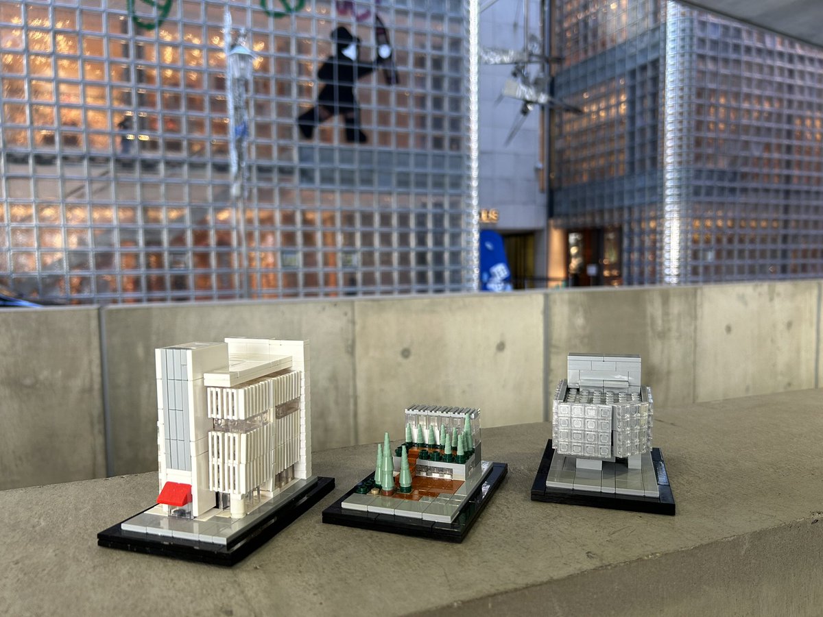 okka5lego's tweet photo. LEGOで手のひらサイズの建築を作ってみる

 sonybuilding からginzasonypark 

地下のエスカレーターが好きです

#レゴ #LEGO #建築　#LEGOarchitecture
 #sonybuilding #ginzasonypark #sony https://t.co/q20NaaaAje