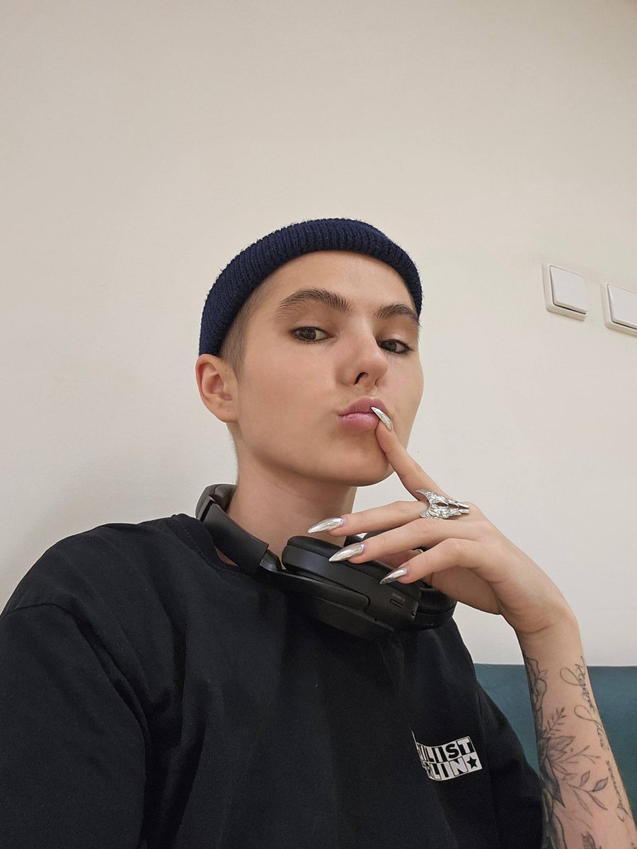 LoveDiesLast's tweet image. ира небога умерла 

какой ужас( в 2020 году, когда у нее только нашли рак и она превратила свой тикток во вселенную черного юмора, я сделал с ней текст для TJ. она была безумно светлым и сильным человеком, и она заслуживала лучшего