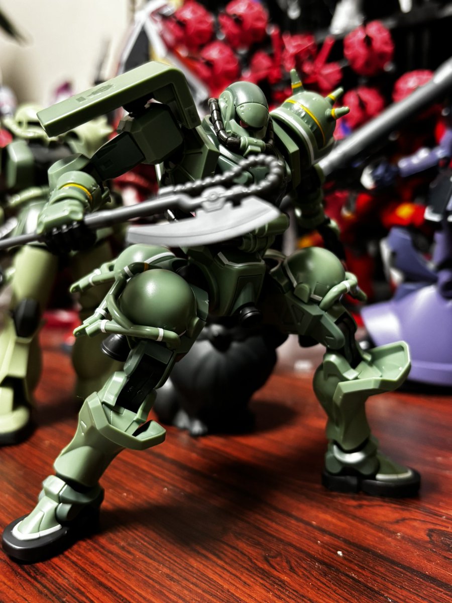 GQザク組んだ
イカそうめんみたいなシールを脚にひたすら貼る作業で禿げそうになった
激アレンジされてもやはり緑色のザクは落ち着きますね