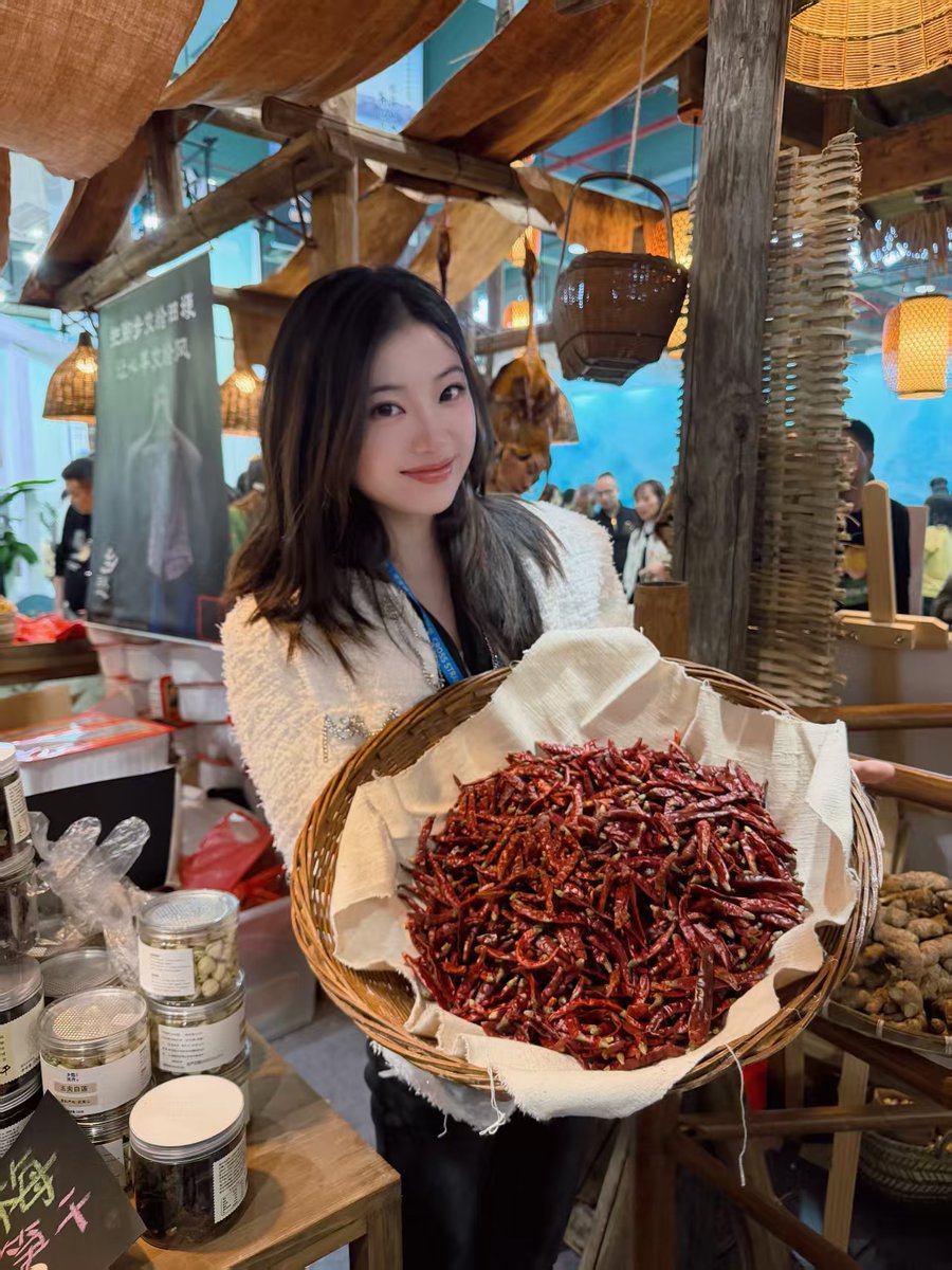 HolaFujian's tweet photo. I really love this booth. Here you can buy agricultural products from all over the country! #ChineseTea #TeaExpo #TeaMachine @HolaFujian @fujiantravel @XinhuaChinese @XinhuaTravel @xuejianosaka @ChinaCG_CC https://t.co/bWaTVsJ6U7