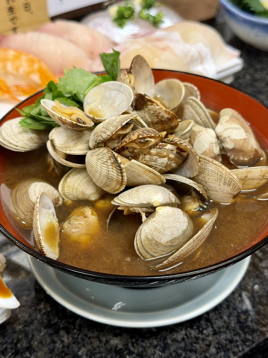 osaka_gourmet_'s tweet image. 大阪・難波にオープンした寿司酒場『なにわ寿し』さん。職人の握るお寿司がお手頃価格で楽しめます。20個以上のあさりが入った赤出汁など個性ある一品も充実。昼飲みできるのも嬉しい。